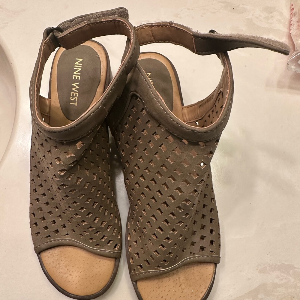 Kid’s shoes size 4